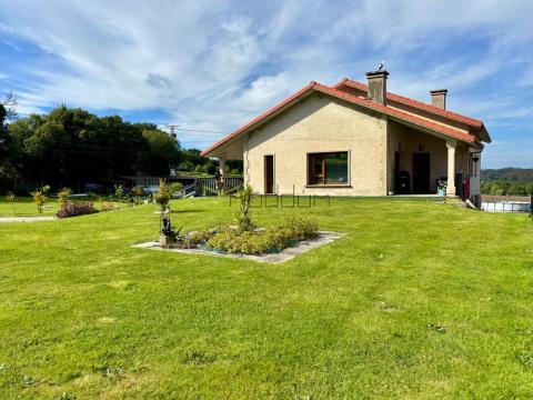 Expectacular chalet con finca a 5 minutos del centro de Santiago