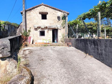 Casa de piedra semireformada