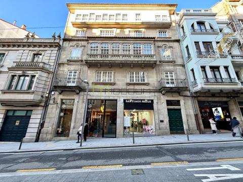 Piso de 287 m<sup style='color: #000;'>2</sup> con 7 habitaciones y 2 baños en Ensanche.