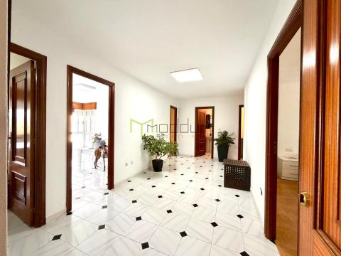 Amplia vivienda de tres dormitorios en Sigüeiro